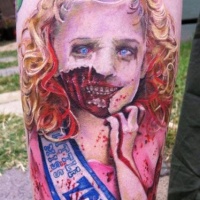 molto realistico orripilante ragazza zombie colorato tatuaggio su braccio