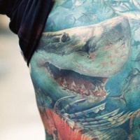 Sehr realistisch aussehender schöner farbiger großer Hai Tattoo am Oberschenkel