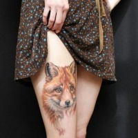 Sehr realistisch aussehender großer farbiger Fuchs Tattoo am Oberschenkel