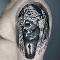 Sehr realistisch aussehendes schwarzweißes Skelett Frau Tattoo am Oberarm