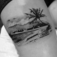 molto realistico nero e bianco piccola macchina sotto palma su spiaggia tatuaggio su coscia