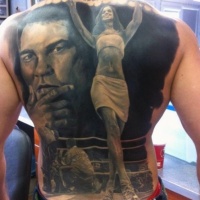 Tatuaje en la espalda, ring de boxeo con Muhammad Ali y chica con letrero