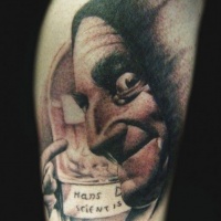 Sehr realistisch aussehender schwarzweißer gruseliger Mann mit Schriftzug Tattoo am Bein