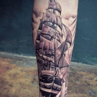 Tatuaje en la pierna, barco  viejo detallado negro blanco