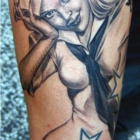 Sehr realistisch aussehendes schwarzweißes  sexy Pin Up Mädchen Tattoo am Arm