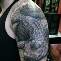 Tatuaje en el brazo,
 caimán estupendo de cuerpo entero muy realista