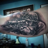 Tatuaje en el brazo, soldado realista con fusil de francotirador