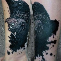 Sehr realistisch aussehende schwarze Krähe Tattoo am Handgelenk