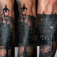 Tatuaje en el antebrazo, calle vieja oscura nocturna, dibujo detallado increíble