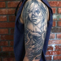 molto realistico inchiostro nero donna seducente con aquila tatuaggio a mezza manica