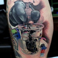 Tatuaje  de mano y taza de agua con tinta negra