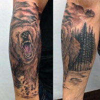 Tatuaje en el antebrazo, oso grande salvaje en el bosque
