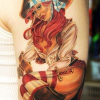 Tatuaje en el brazo, pirata pelirroja carismática