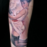 Sehr realistisches aussehendes farbiges sexy Pin Up Mädchen Tattoo am Bein