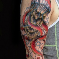Tatuaje en el brazo,
medusa masiva fantástica bien dibujada