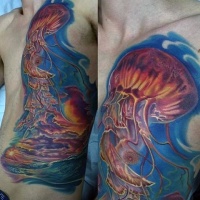 Tatuaje colorido de  medusa alucinante  en el costado