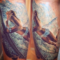 molto realistico bella donna surfista tatuaggio su braccio