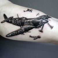 Sehr realistisch aussehendes detailliertes in Realismusart Arm Tattoo mit 2. Weltkrieges Kampfflugzeugen