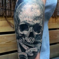cranio realistico  dettagliato con chiave  tatuaggio mezzamanica