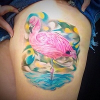 Sehr realistisch aussehendes detailliertes Oberschenkel Tattoo des rosa Flamingos im Wasser