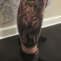 Very realistic looking detailed wolf tattoo on leg