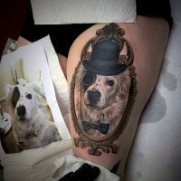 Tatuaje en el muslo, retrato de perro caballero en sombrero y mariposa