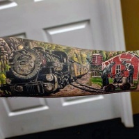 Tatuaje en el antebrazo, tren occidental detallado en el pueblo