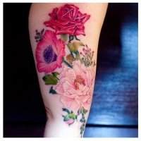 Tatuaje en el brazo, flores de jardín pintorescas