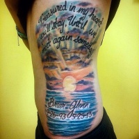 Sehr romantisch aussehender bunter Ozean Sonnenaufgang mit Schriftzug Tattoo an der Seite
