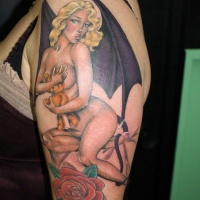 Tatuaje en el brazo, mujer murciélago desnuda