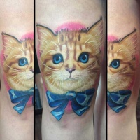 Sehr süßes farbiges Oberschenkel Tattoo von niedlichem Kätzchen mit blauer Schleife