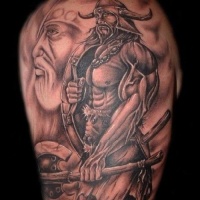 Tatuaje en el brazo,
vikingo con labris y escudo
