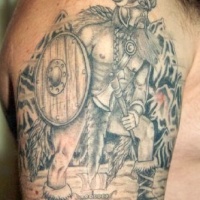 Tatuaje en el brazo,
vikingo con escudo y hacha