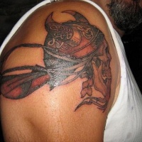Tatuaje en el brazo,
cráneo en casco de vikingo con cuernos