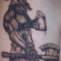 Tatuaje  de vikingo  con hacha de petos y jarra de cerveza