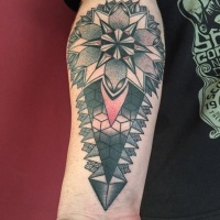 Vintage schwarzes und weißes Unterarm Tattoo mit ornamentalen Blumen und geometrischer Figur