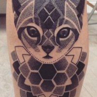 Tatuaje en la pierna, gato único con ornamento geométrico