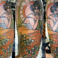 Vintage farbiges Porträt der Frau Tattoo an der Schulter mit Blumen