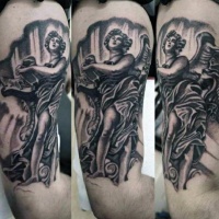 Tatuaje en el brazo, ángel antiguo lindo de colores negro blanco