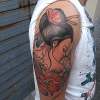 Tatuaje en el brazo, geisha  asiática hermosa con naipes, estilo vintage