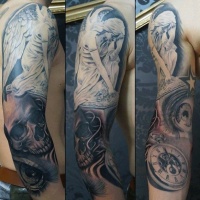 Tatuaje en el brazo, ángel trágico con cráneo y reloj mecánico