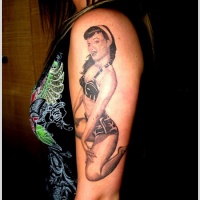 foto d'epoca dettagliato donna in costume da bagno tatuaggio a mezza manica