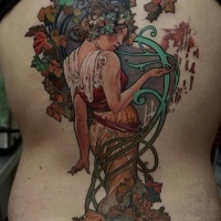 Vintage Bild farbiges Tattoo am ganzen Rücken mit der schönen natürlichen Frau mit Blättern