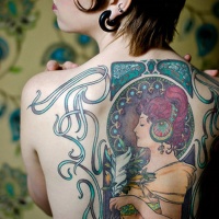Vintage Stil schönes gefärbtes Porträt der Frau Tattoo am Rücken