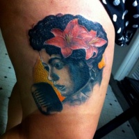 Vintage picture style colored female singer tattoo on thigh with red flowers