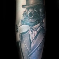 O retrato do vintage gosta da tatuagem detalhada do doutor da peste com terno agradável
