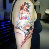 Tatuaje en el brazo,
chica marinera vintage