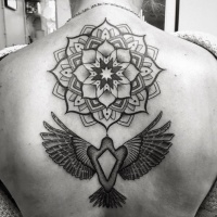 Tatuaje en la espalda,
mandala grande con pájaro interesante