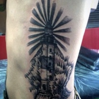 Vintage Stil schwarzweißes Seite Tattoo mit großen Wellen und Leuchtturm
