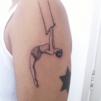 Vintage Stil schwarzer  Akrobat Frau Tattoo an der Schulter
